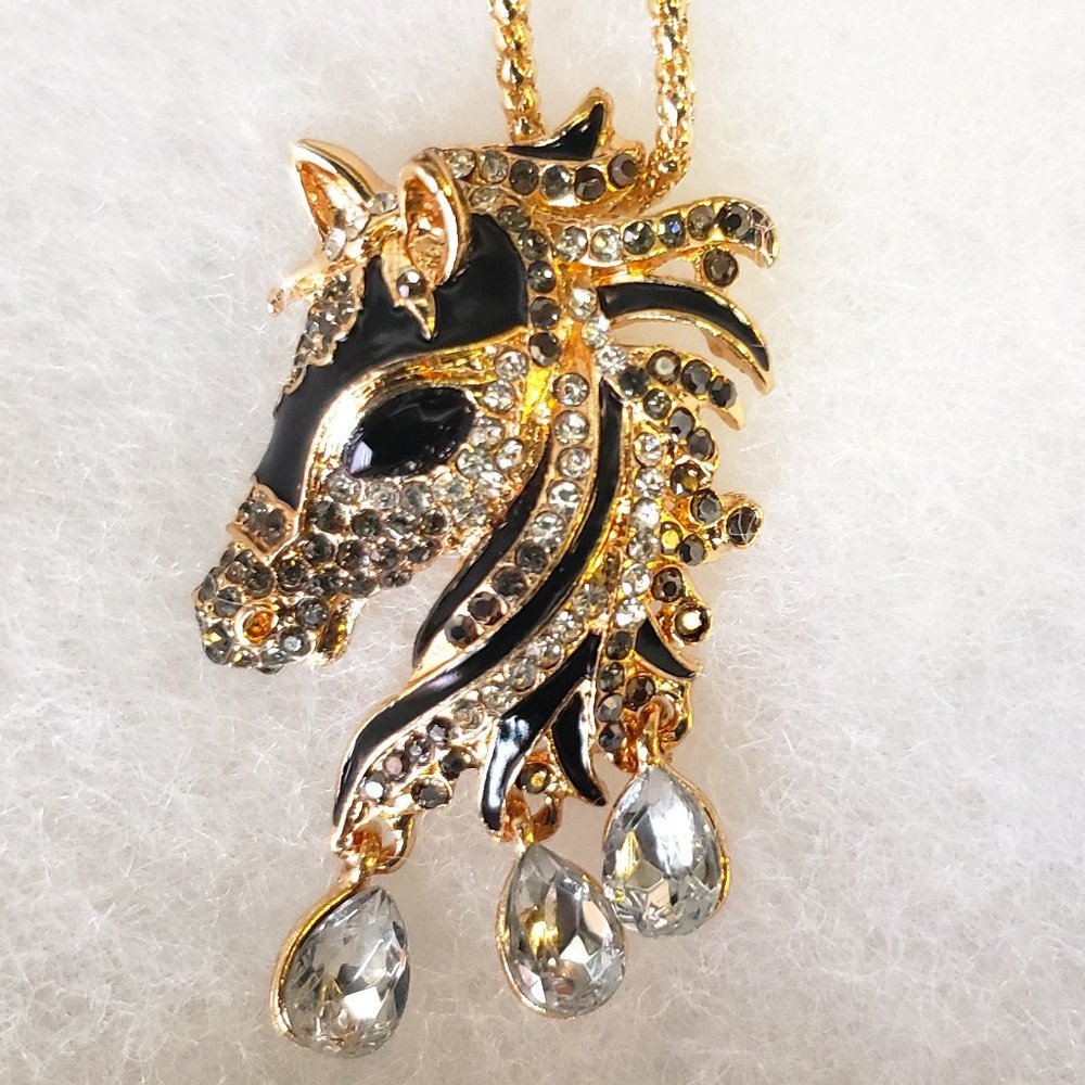2/25$ NWT Horse head crystal pendant